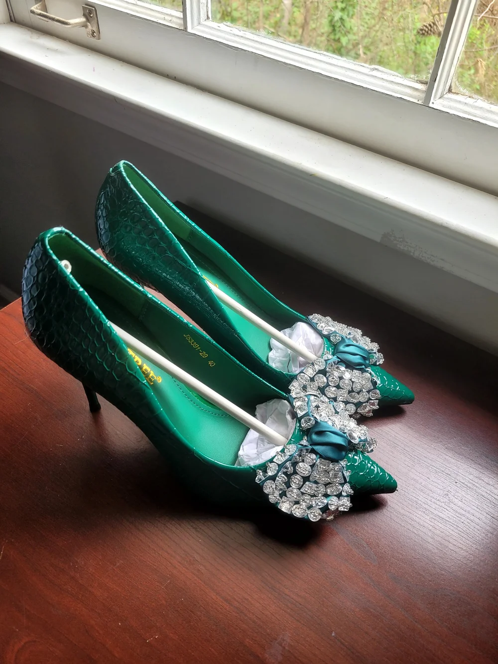 Bigtree Emerald Green Pointed Heels with Crystal Bow Accent